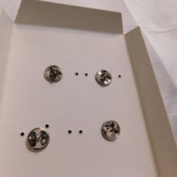 SPIDERMAN 80 YEAR ANNIVERSARY 4 LAPEL PIN PACK - Picture 3 of 6